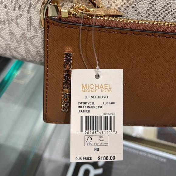 MICHAEL KORS
Jet Set Travel Medium Top Zip Leather Card Case Wallet 
Luggage
NWT - Picture 7 of 16